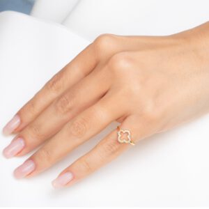 A flower ring set with natural diamonds - Image 7