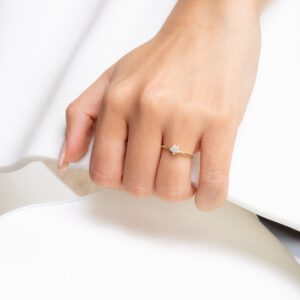 Flower ring with 6 diamonds - Image 9